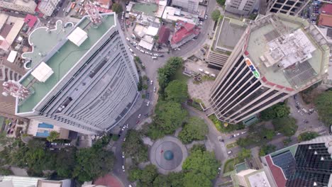 Drone-flying-over-La-Castellana,-then-tilting-to-Caracas,-Venezuela