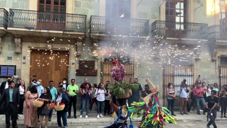 Tiro-A-Cámara-Lenta-De-Celebración-De-Boda-Tradicional-Con-Pirotecnia-En-Oaxaca-México