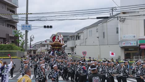 Summer-Festival-Kishiwada-Danjiri-Matsuri,-Marching-Through-Streets