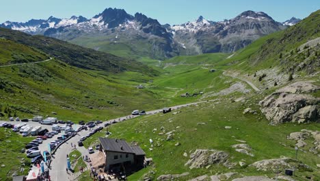 Radfahrer-Bei-Der-Tour-De-France-klassifizierung-Etappe-Col-De-La-Croix-De-Fer-In-Savoyen-Isere,-Französische-Alpen---Luftwagen-Nach-Vorne