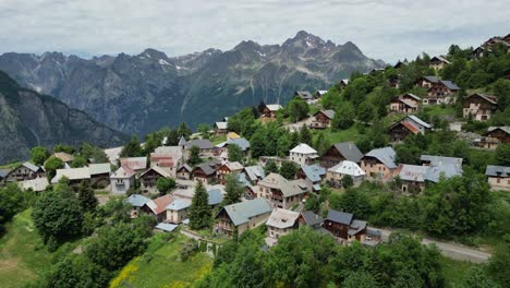 Peaceful-mountain-village-Villard-Reculas-in-Alpe-d'-Huez,-French-Alps---Aerial-Dolly-Forward
