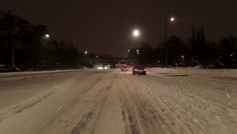 POV-Aufnahme-Beim-Fahren-Durch-Die-Innenstadt-Von-Helsinki-Mit-Fußgängern,-Die-Nachts-über-Kreuzungen-Gehen