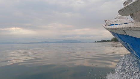 Niedriger-Pov-Des-Alten-Traditionellen-Holzbootes-Auf-Dem-Kongosee-Kivu,-Wolke