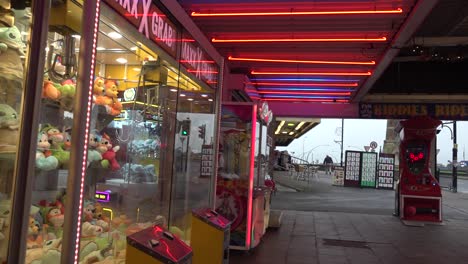 Arcade-machines-along-the-seafront-in-Skegness,-UK