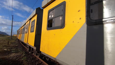 Tren-Que-Viaja-A-Lo-Largo-De-La-Ruta-Costera-De-Sudáfrica