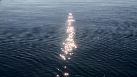 Natürlicher-Hintergrund-Mit-Sonnenstrahlen-Auf-Der-Wasseroberfläche