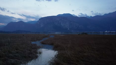 Luftfliege-über-Verengtem-Wasserfluss-In-Unverschmutzter-Malerischer-Kanadischer-Berglandschaft