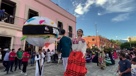 Zeitlupenaufnahme-Einer-Hochzeitsfeier-Mit-Traditionellen-Kostümen-Und-Luftballons-In-Der-Stadt-Oaxaca-In-Mexiko
