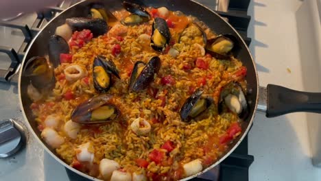 Paella-Mit-Meeresfrüchten,-Traditionelles-Spanisches-Gericht