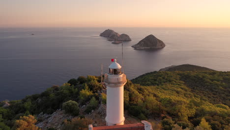 Luftaufnahme-Des-Leuchtturms,-Malerische-Küste-Am-Mittelmeer-Bei-Sonnenuntergang