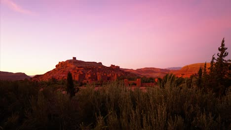 Marokko,-Spektakulärer-Zeitraffer-über-Das-Befestigte-Dorf-Kasbah-Aït-Benhaddou-Während-Des-Sonnenuntergangs