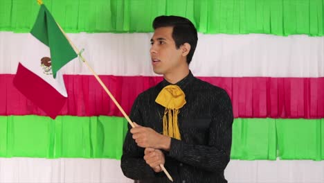 Guapo-Modelo-Latino-Ondeando-La-Bandera-De-México