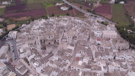 Idyllic-Italian-city-in-Puglia-province-with-all-white-buildings,-Locorotondo