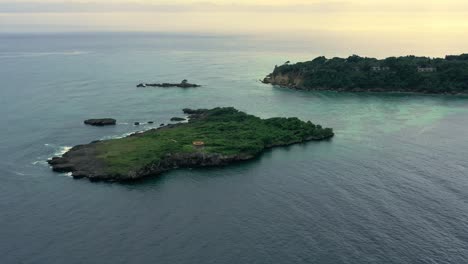 Insel-La-Farola-In-Der-Nähe-Von-Cayo-Levantado,-Dominikanische-Republik