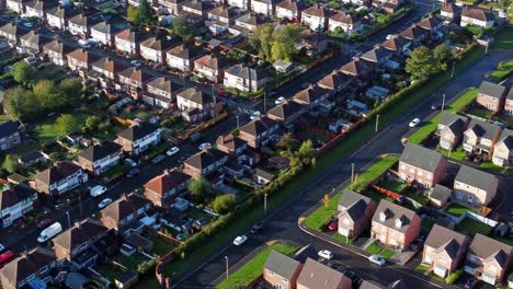 Luftpfanne-Ansicht-Von-Rechts-über-Dem-Neubau-Einer-Modernen-Wohnsiedlung-Eigentumsdächer-England