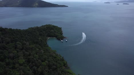 Luftaufnahme-Eines-Piers-Und-Von-Booten-An-Der-Küste-Von-Ilha-Grande,-Bewölkter-Tag-In-Brasilien