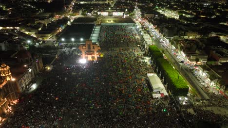 Luftbild-Mit-Blick-Auf-Menschen,-Die-Auf-Der-Plaza-Mariana-Beim-Fest-Der-Virgen-De-Guadalupe-Nacht-In-Mexiko-stadt-übernachten