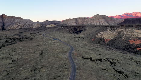 Luftaufnahme,-Die-Eine-Straße-Im-Snow-Canyon-State-Park,-Utah,-Usa-Hinunterfährt