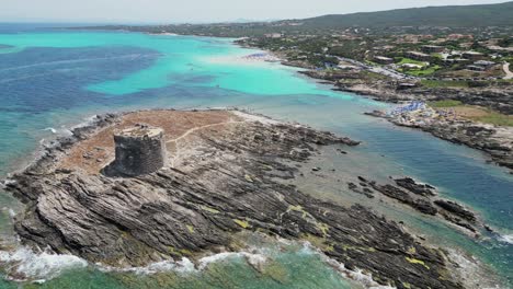La-Pelosa-island-tower-and-turquoise-blue-sea-in-Sardinia,-Italy---4k-Aerial-Forward