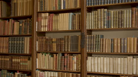 Kippen-Sie-Nach-Unten-über-Die-Sammlung-Alter-Bücher-In-Der-Luxuriösen-Privatbibliothek