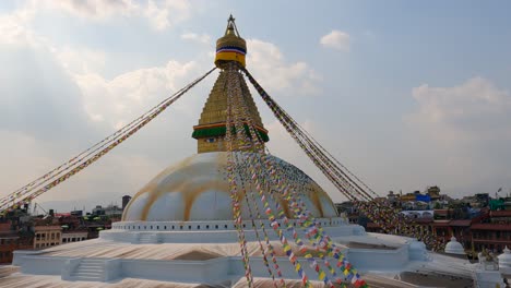 Katmandú,-Nepal---1-De-Noviembre-De-2021:-Una-Vista-De-La-Estupa-Boudhanath-Con-Sus-Muchas-Banderas-De-Oración-En-Katmandú,-Nepal