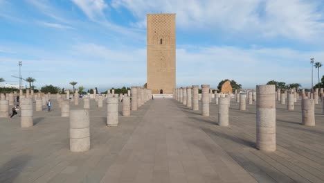 Pov-Caminando-Hacia-La-Torre-Hassan-En-Rabat