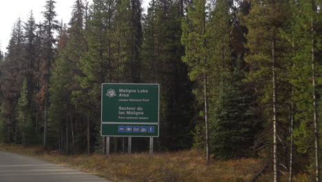 Maligne-Lake-Area,-Jasper-National-Park-Straßenschild,-Kanada,-Fahrer-Pov