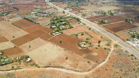 Ausleger-Einer-Ländlichen-Landschaft-Mit-Fernen-Häusern-Und-Bauernhöfen-Im-Ländlichen-Afrika
