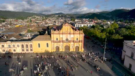 Frontale-Aufnahme-Der-Hauptkirche-San-Cristobal-De-Las-Casas-Chiapas-Bei-Sonnenuntergang