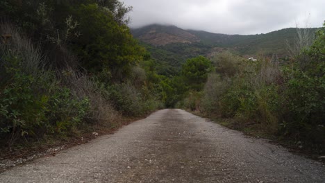 Carretera-De-Montaña-Sin-Pavimentar-Y-Cloudscape-Rodando-Por-Encima-De-La-Cordillera,-Lapso-De-Tiempo