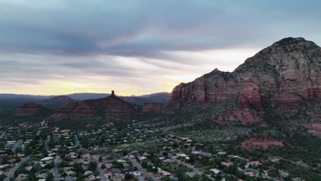 Sedona-Suburbs-With-Historical-Red-Rock-Formation-During-Sunset-In-Arizona,-USA