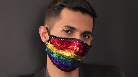 Latein---Hispanisches-Model-Mit-Regenbogen-Pailletten-Gesichtsmaske