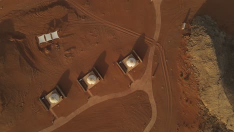 4k:-Luftaufnahmen-Von-Luxuriösen-Glamping-Zelten-Entlang-Des-Felsens-In-Der-Faya-Wüste-In-Sharjah,-Vereinigte-Arabische-Emirate