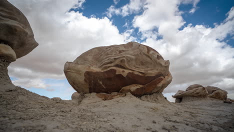 Zeitraffer,-Wolken-Bewegen-Sich-über-Seltsame-Sandstein-Felsformationen,-Bisti-Badlands-De-Na-Zin-Wildnis,-New-Mexico,-USA