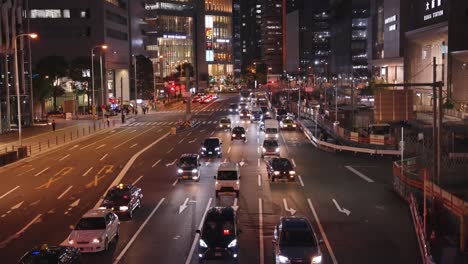 Centro-De-Osaka-Por-La-Noche,-Autos-Circulando-Por-El-Distrito-De-Umeda