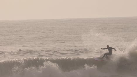 Surfer-Mann-Surft-Die-Welle-Im-Ozean-Und-Macht-Einen-Riesigen-Schwimmer-In-Zeitlupe