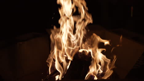 Lagerfeuer,-Das-In-Zeitlupe-Brennt,-Sorgt-Nachts-Für-Wärme-Und-Komfort