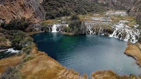 Erstaunliche-Wasserfälle-Und-Lagunen-Von-Hancaya-In-Peru