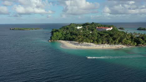 Motorboat-cruising-on-caribbean-sea-of-Cayo-Levantado-island-in-Dominican-Republic