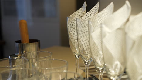 Wine-glasses-and-champagne-flutes-at-a-formal-event-ready-for-the-party