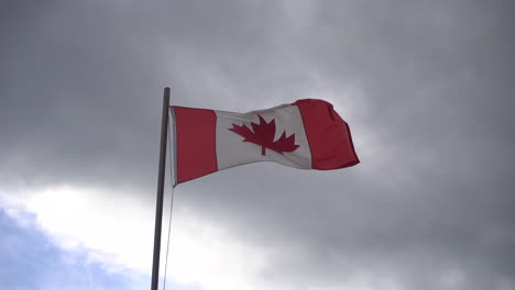 Bandera-Nacional-Canadiense-Ondeando-Bajo-Un-Cielo-Nublado,-Fotograma-Completo