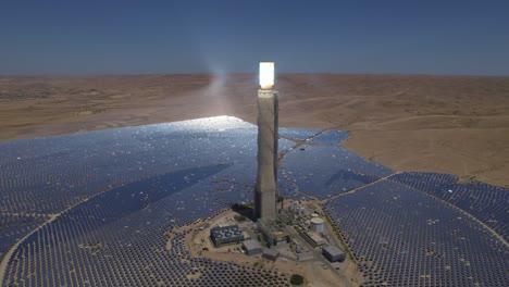 Der-Höchste-Solarturm-Der-Welt-Steht-In-Einer-Trostlosen-Wüste-–-Drohne-Zieht-Sich-Zurück