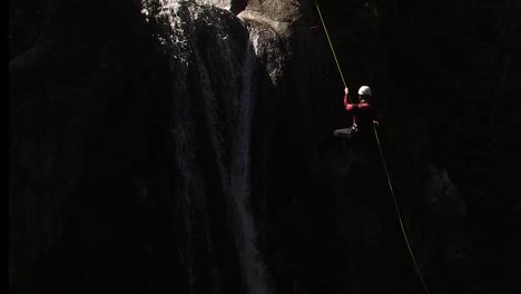 Abenteuer-Bergab-Mit-Wasserfall