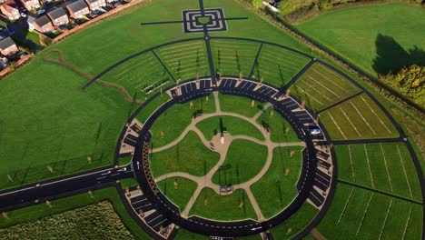 Moderner-Kreisrunder-Friedhofsweg-Design-Luftaufnahme-Künstlerischer-Garten-Der-Ruhe-Langsame-Umlaufbahn-Links