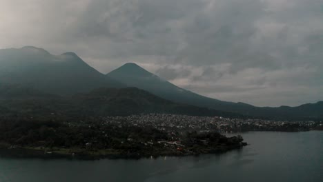 Vista-Panorámica-Del-Pueblo-De-Santiago-Atitlan-En-Guatemala-Al-Amanecer---Toma-Aérea-De-Drones