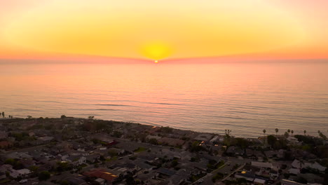 Sun-setting-over-the-horizon-in-San-Diego,-California