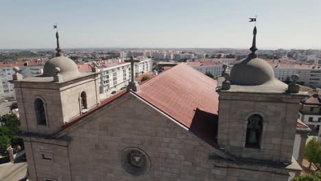 Cerca-De-Los-Campanarios-De-La-Catedral-De-Castelo-Branco,-También-Conocida-Como-Iglesia-De-San-Miguel,-Portugal