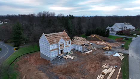 Roof-trusses-installed-on-new-home-under-construction