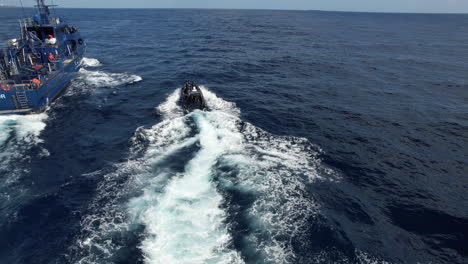 Fantastische-Luftaufnahme-Eines-Nationalen-Polizeibootes-Zusammen-Mit-Einem-Polizeistreifenboot