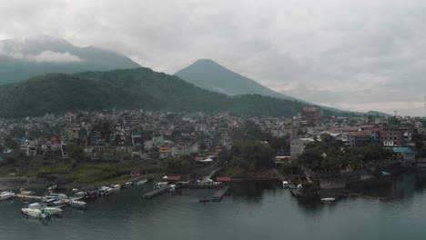 Segelboote-Im-Hafen-Des-Atitlansees-Mit-Blick-Auf-Die-Vulkane-In-Guatemala